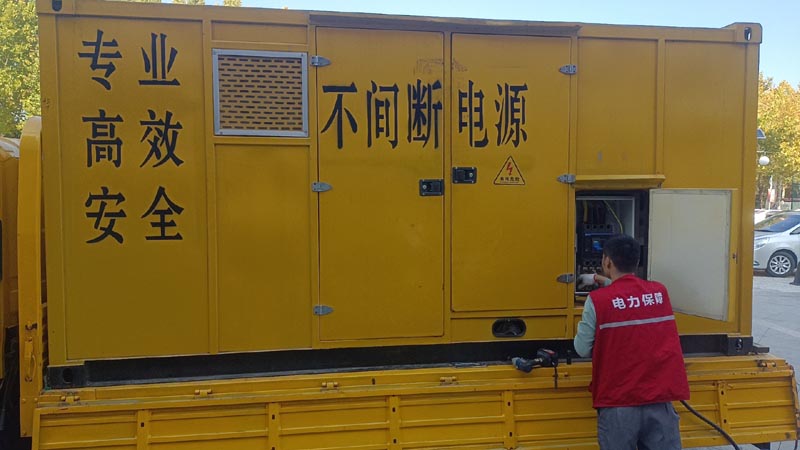 五龙口镇柴油发电机组和UPS电源配合使用时，如何避免切换过程中的电力中断？